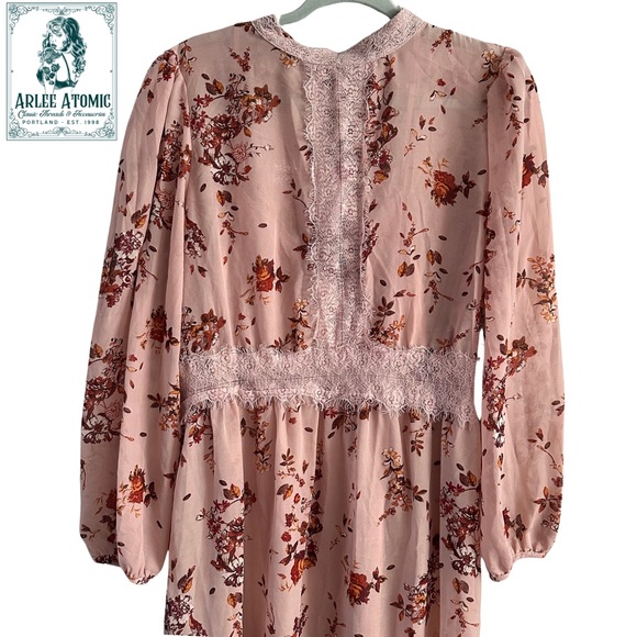 Vintage inspired Floral Midi dress with lace collar and waist - Picture 2 of 3